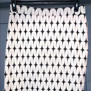 Geometric pencil skirt above the knee